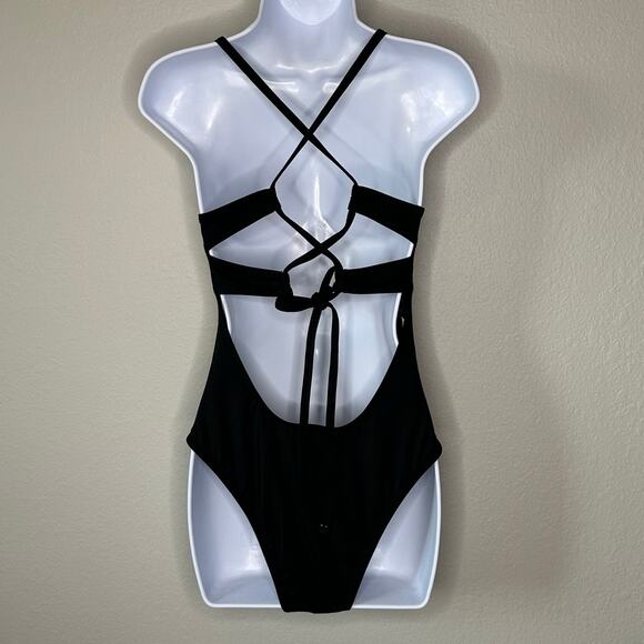 NWoT Nike Black Cutout Technical One-Piece Swimsuit – Size L - Picture 1 of 9
